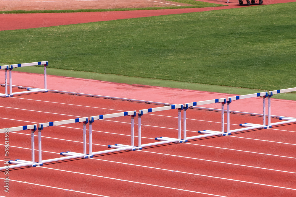 Obraz premium 陸上競技のトラックとハードル