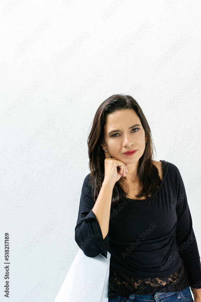 Mulher morena bonita passando mensagem pensativa Mulher morena bonita passando mensagem pensativa