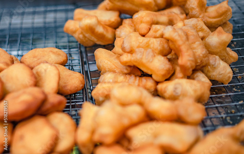 Flour is fried in a pan with hot oil as a fried dough stick to eat with coffee or dipped in sweetened condensed milk. It is sold in Thai roadside markets.