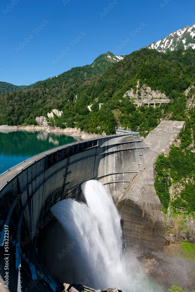 黒部湖と放水する黒部ダム 黒部湖と放水する黒部ダム