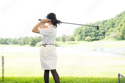 ゴルフ 練習中の女子大生 ゴルフサークル サークル活動