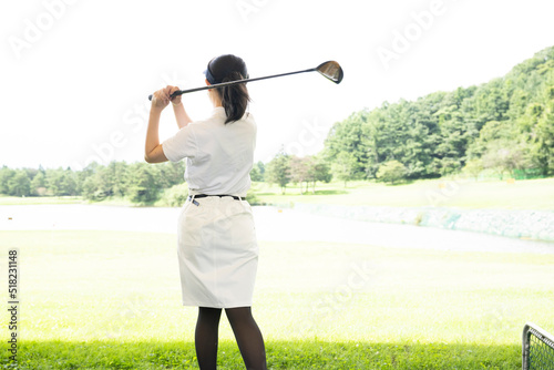 ゴルフ 練習中の女子大生 ゴルフサークル サークル活動