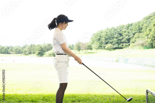 ゴルフ　練習中の女子大生　ゴルフサークル　サークル活動