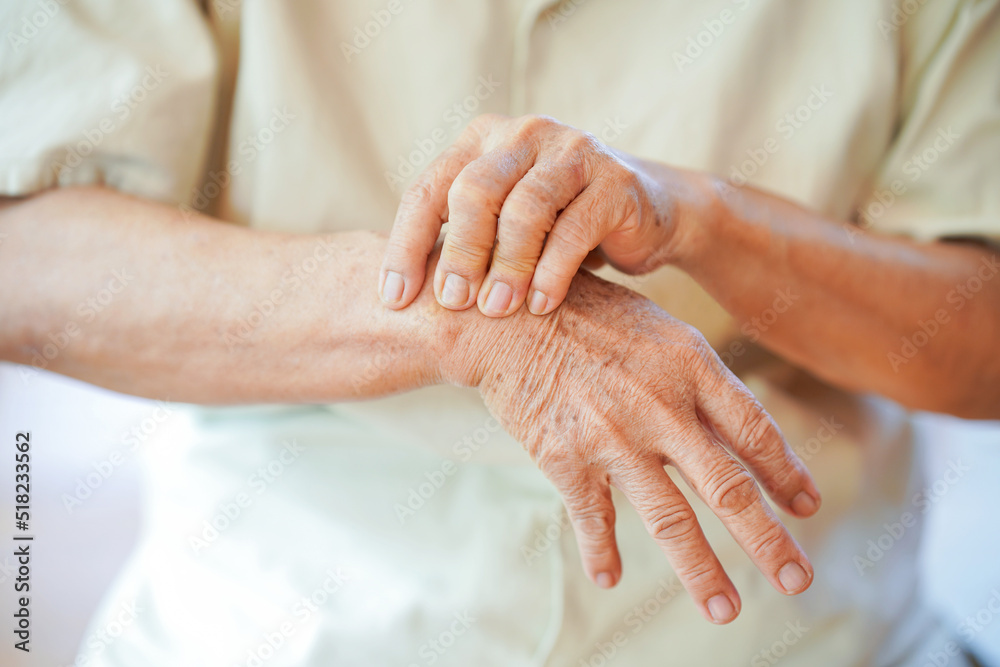Wrist pain in the elderly or diseases related to rheumatism. Concept of health problems in the elderly. - obrazy, fototapety, plakaty 