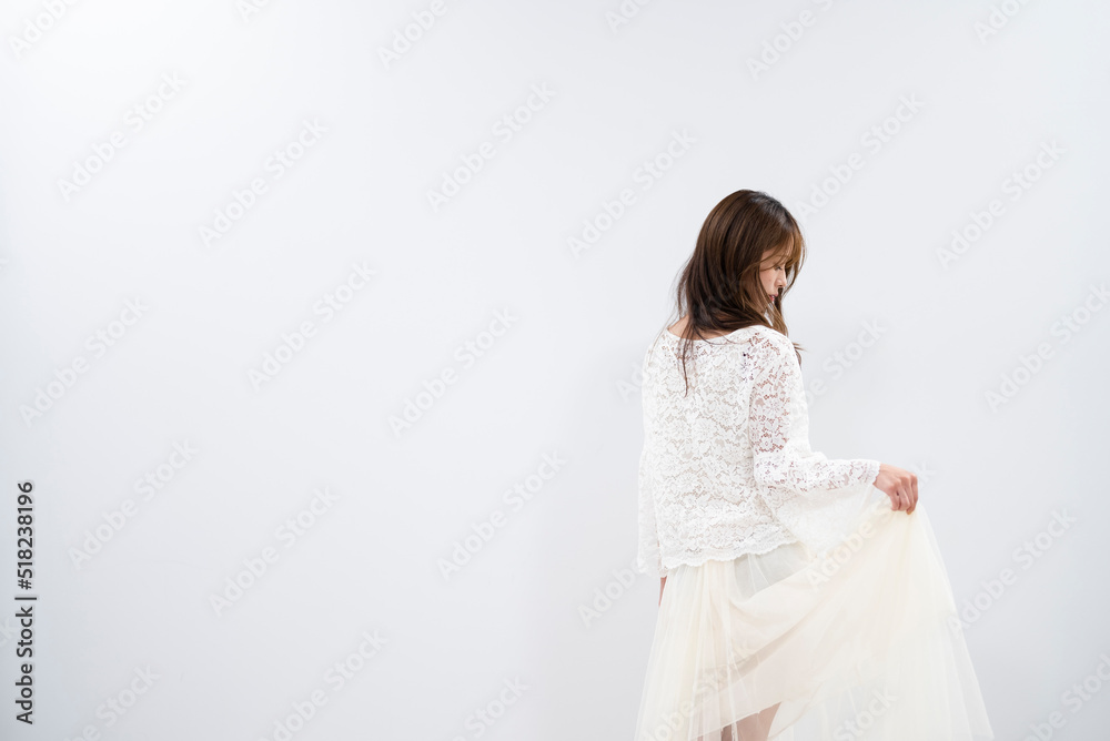 白い服を着た女性 白い服を着た女性