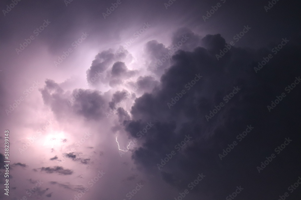 夏の初めの雷雲と稲妻