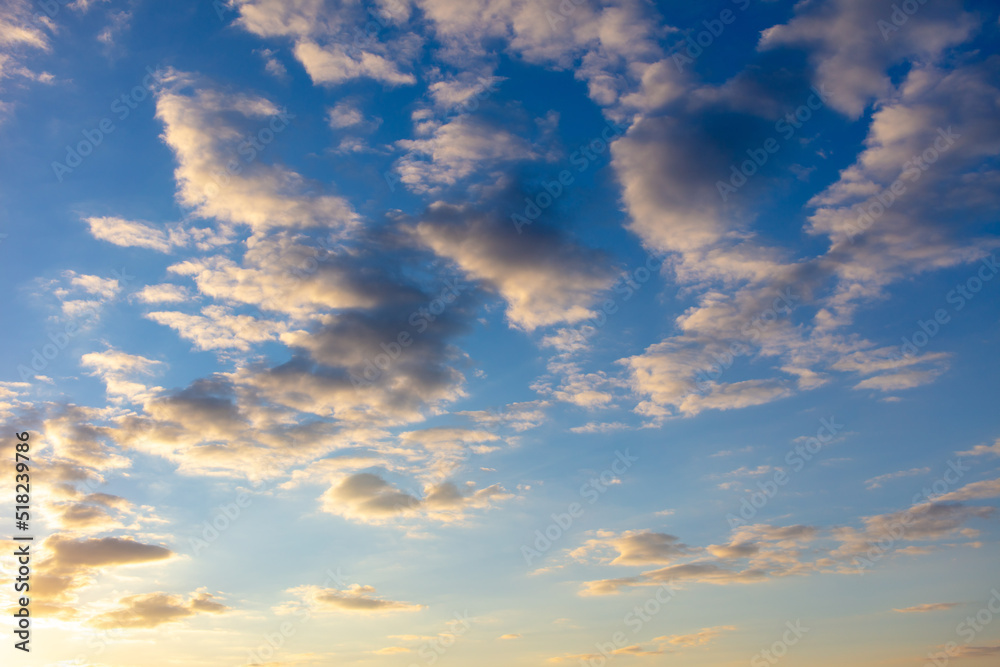 Obraz premium Clouds in the sky at sunset .
