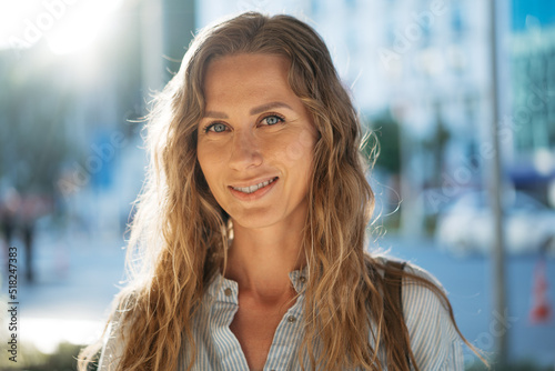 Fotografia Portrait of a charming young woman posing for camera in the city