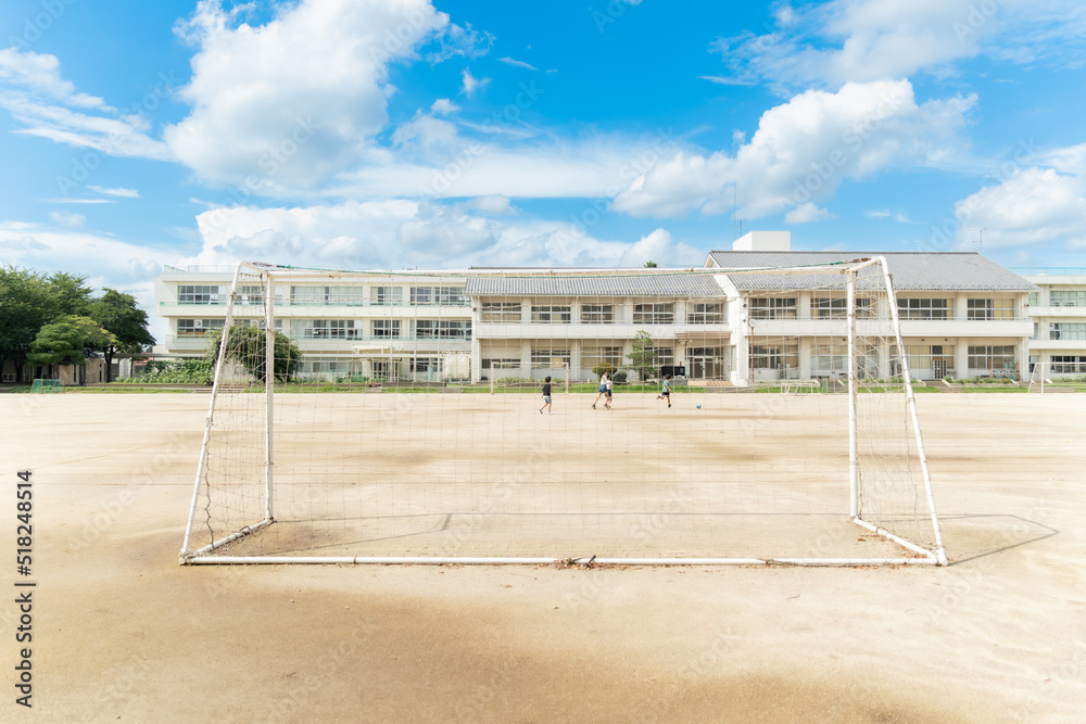 Fototapeta premium 学校でサッカーをしている小学生の子供たち