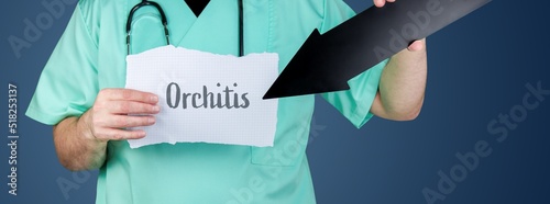 Orchitis (Hodenentzündung). Arzt hält Zettel und zeigt mit Pfeil auf medizinischen Begriff. photo