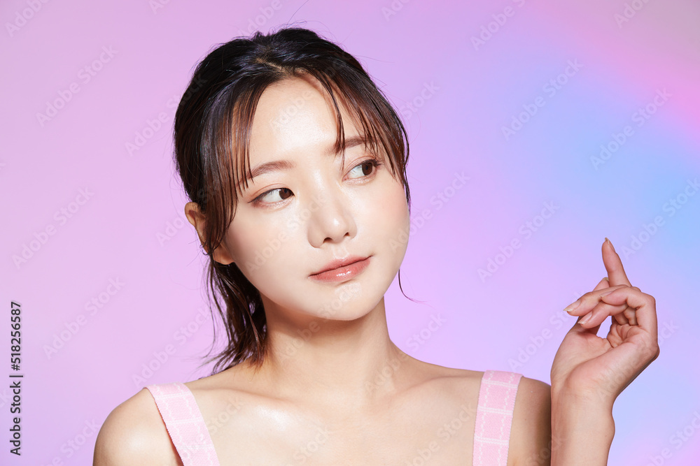 Obraz premium 若い女性のカラフルな背景のビューティーポートレート