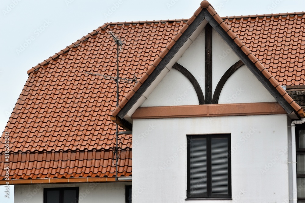 イタリア風屋根、赤レンガ、瓦、洋風瓦、白壁、洋風建築