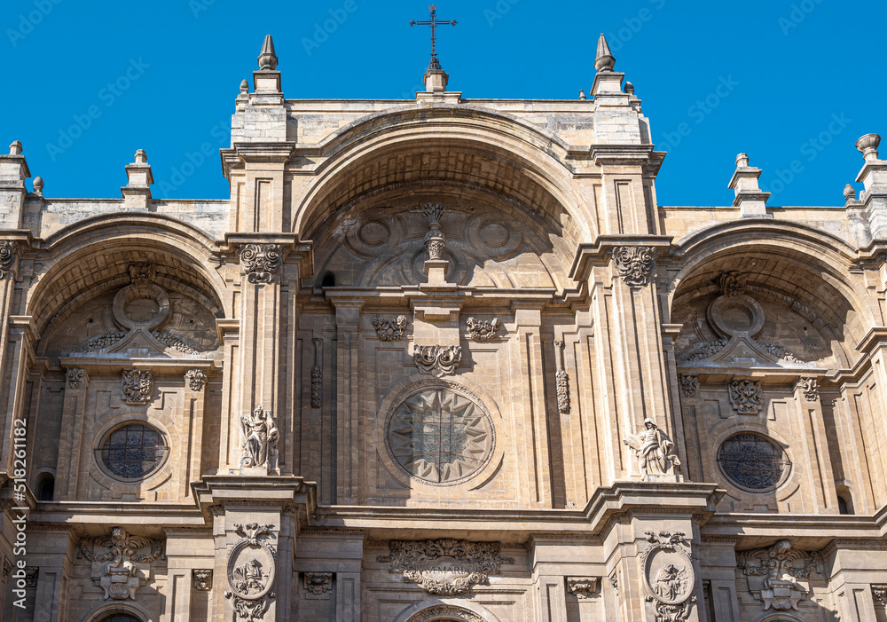 Parte superior fachada principal de la basílica catedral del siglo XVI de Granada, de estilo barroco y renacimiento, España