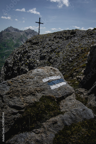 Fototapeta Naklejka Na Ścianę i Meble -  cross in the mountains