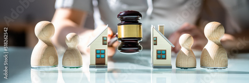 Ταπετσαρία Divorce And House Split