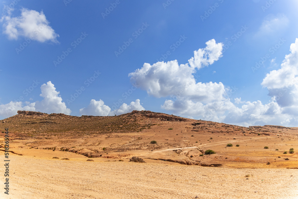 un paysage désertique en Tunisie