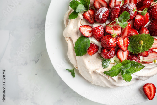 Canvastavla pavlova meringue cake decorated with fresh strawberries and whipped cream