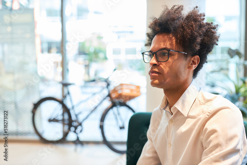 Fototapeta Nachdenklicher junger Start-Up Gründer mit Afro Frisur
