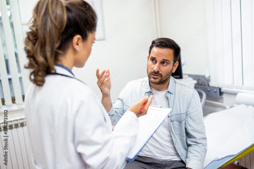 Obraz premium Young female professional doctor physician consulting patient, talking to adult man client at medical checkup visit. diseases treatment. medical health care concept