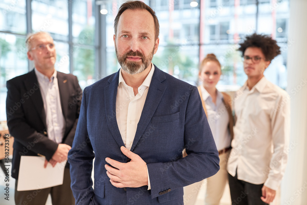 Kompetenter Business Mann als Manager und Chef Kompetenter Business Mann als Manager und Chef