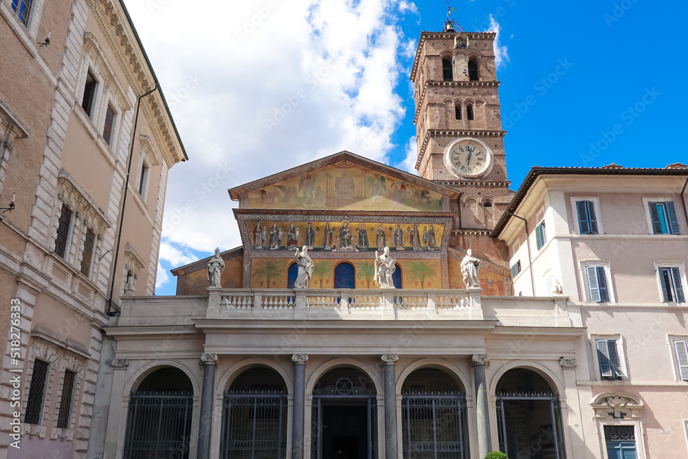 ローマのサンタ・マリア・イン・トラステヴェレ聖堂 StockFoto Adobe Stock