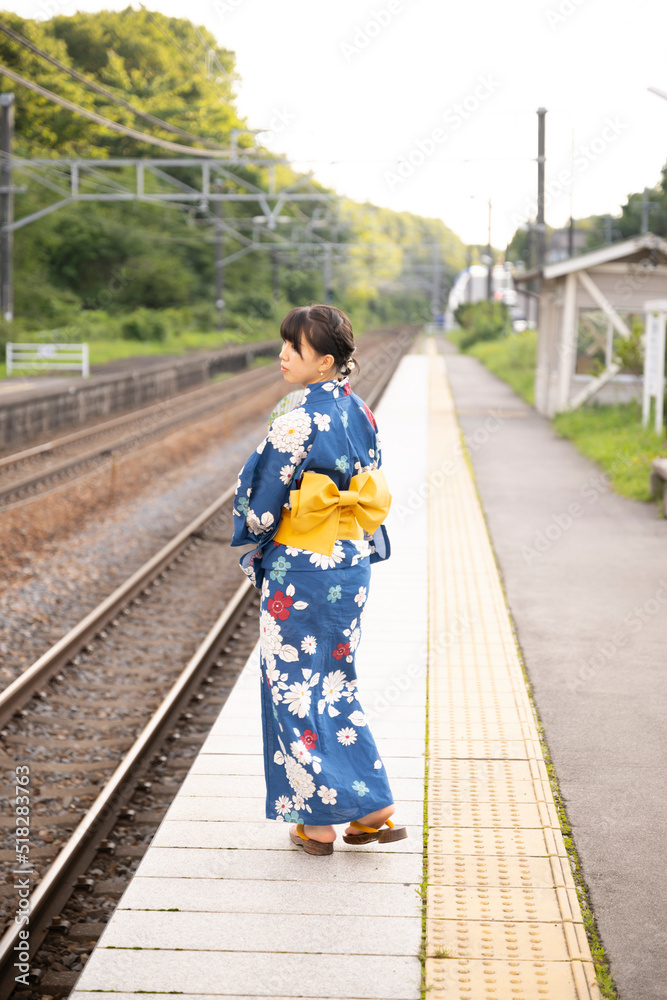 駅　浴衣を着た女性　女子大生　女子高生　日本人　浴衣　和装　夏まつり　花火大会