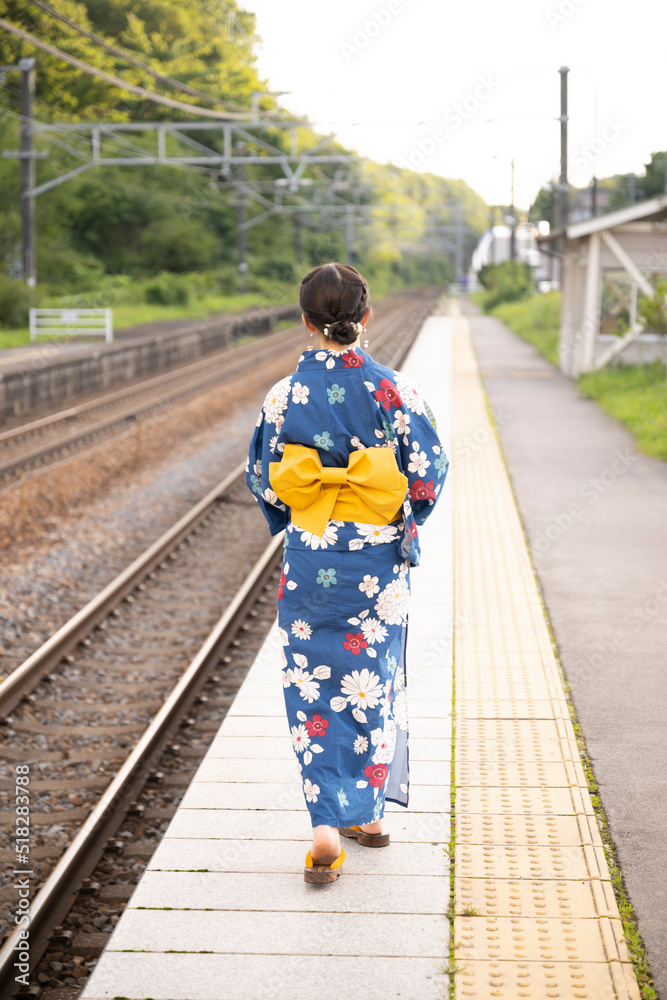 駅　浴衣を着た女性　女子大生　女子高生　日本人　浴衣　和装　夏まつり　花火大会