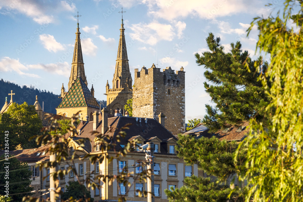 Obraz premium Abendlicher Blick vom See auf Kollegiatskirche und Gefängnisturm in Neuchatel