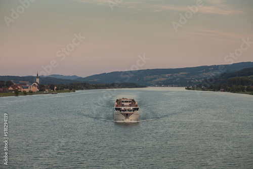 Crucero para turistas por el Danubio a la altura de PÖCHLARN, Austria photo