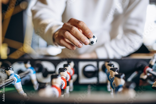 Foto Man playing football match on table soccer