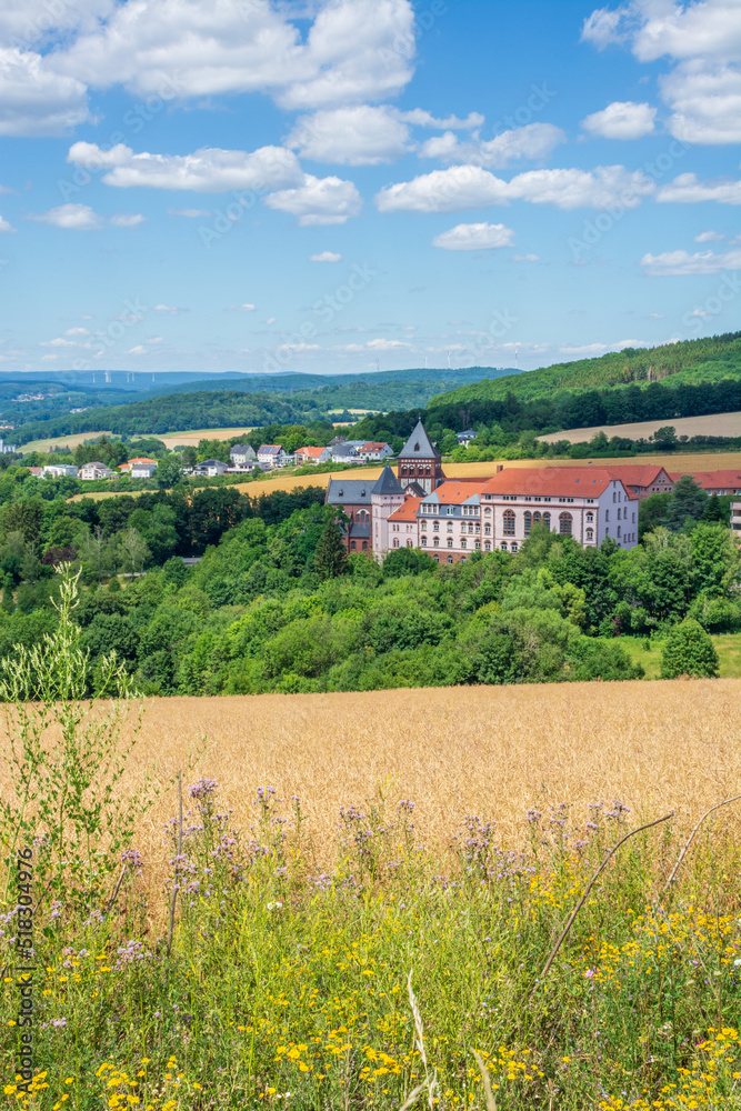 St. Wendel, Saarland, Deutschland – Blick auf das Missionshaus mit Kirche und die Landschaft des Sankt Wendler Lands im Sommer