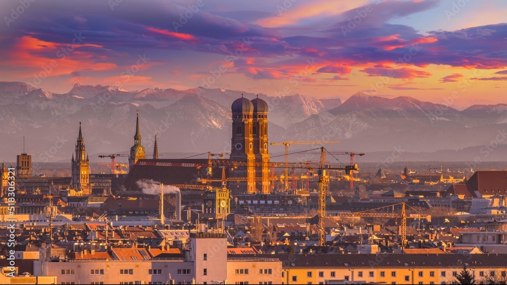 Obraz premium Munich skyline aerial view at sunset colored sky, munich germany frauenkirche marienplatz alps mountains.