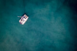 Jacht z drona na tle błękitu wody.