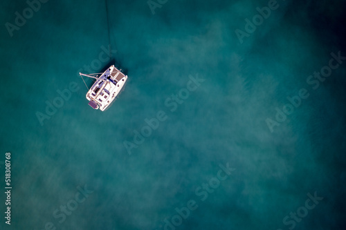 Jacht z drona na tle błękitu wody.
