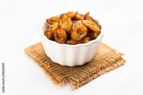 Bilde på lerret Deep fried ripe plantain slices or pake kele fried chips in a bowl