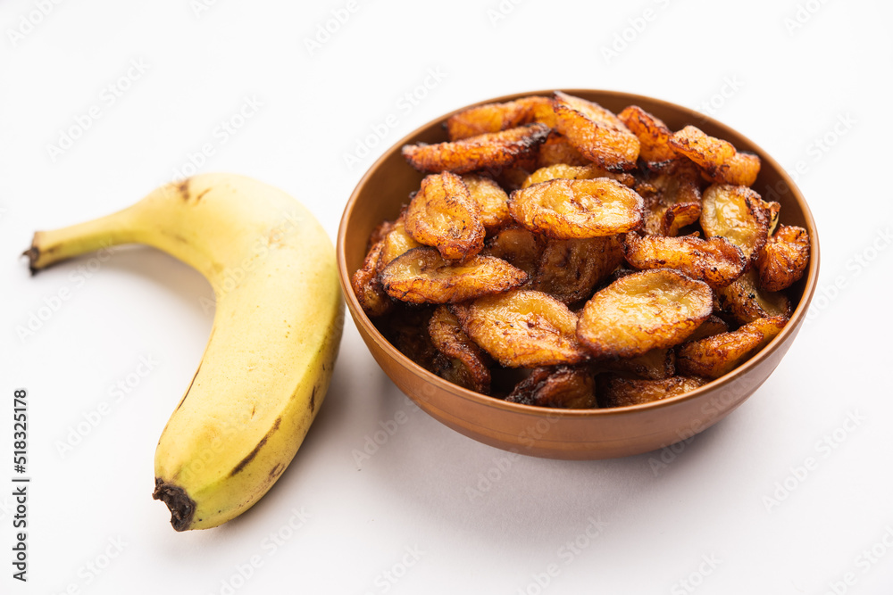 Deep fried ripe plantain slices or pake kele fried chips in a bowl - obrazy, fototapety, plakaty 