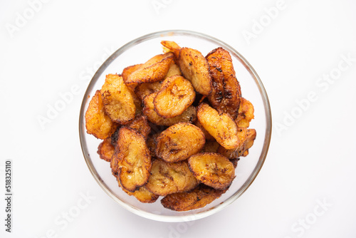 Foto Deep fried ripe plantain slices or pake kele fried chips in a bowl