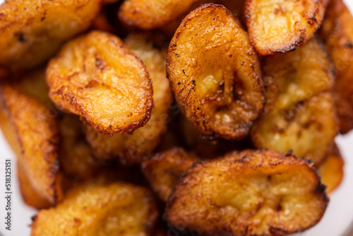 Bilde på lerret Deep fried ripe plantain slices or pake kele fried chips in a bowl