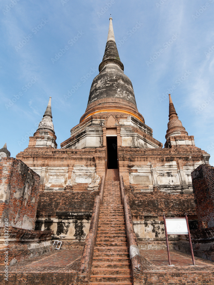 Fototapeta premium ワット・ヤイチャイモンコンの仏塔と仏像