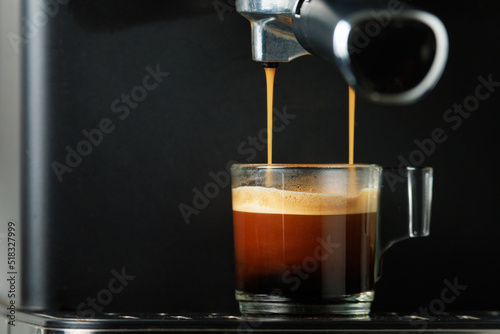 Foto Perfect shot of the espresso shot in a thin layer is the thin, golden-brown to b