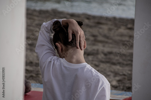 Chica con dolor en el cuello haciendo estiramiento photo