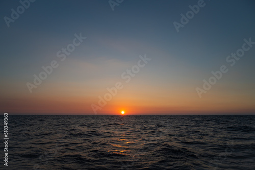 夏の玄界灘に沈む美しい夕陽 © doraneko777