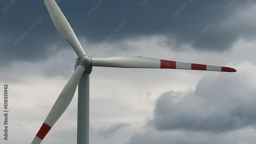 WIATRAK. WIATRAK NA POLU W POCHMURNY DZIEŃ. WIATRAK NA TLE POCHMURNEGO