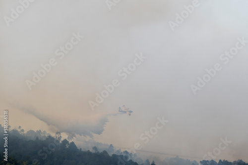 Un Canadair durante le operazioni di spegnimento di un incendio in Versilia, Toscana  photo