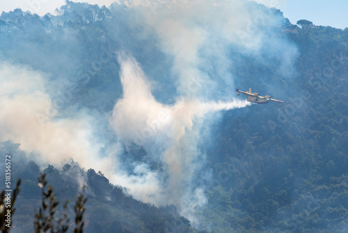 Un Canadair durante le operazioni di spegnimento di un incendio in Versilia, Toscana 