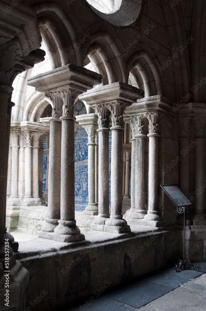 Obraz premium Corner of the cathedral cloister seen from the corridor. Gothic style. Porto