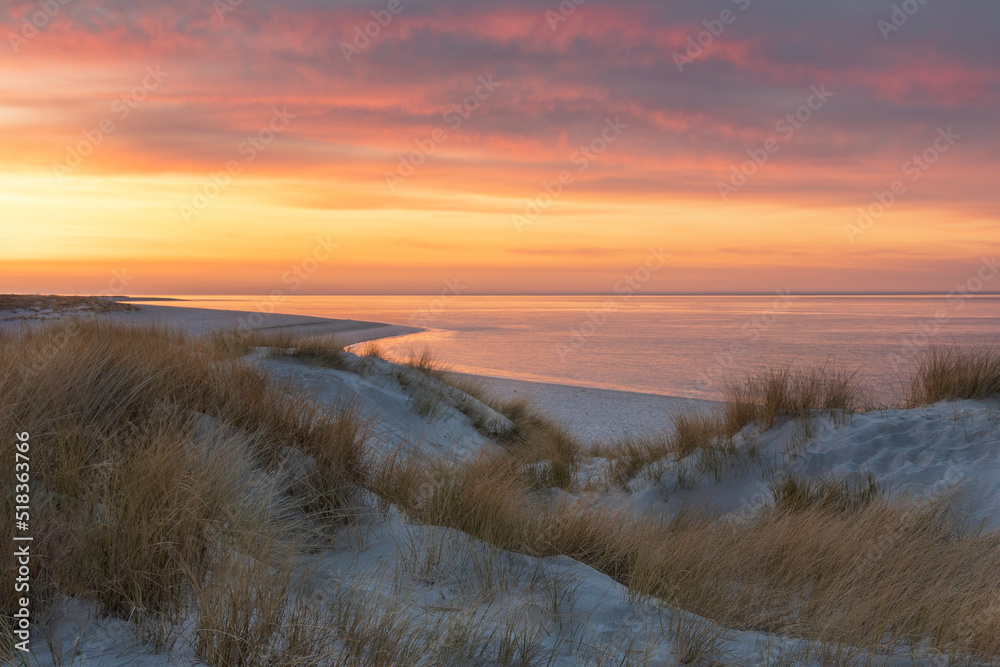 Romantischer Strand auf Sylt mit Dünengras, Sand und einem dramatischen Himmel direkt nach Sonnenuntergang