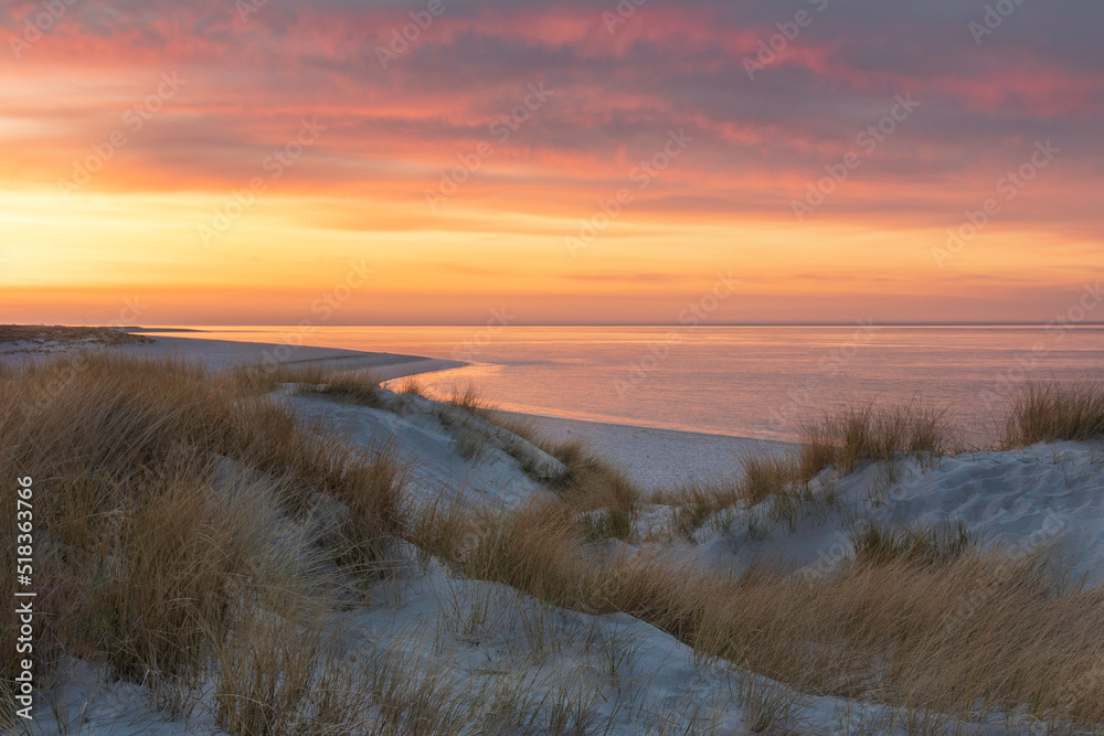 Romantischer Strand auf Sylt mit Dünengras, Sand und einem dramatischen Himmel direkt nach Sonnenuntergang Romantischer Strand auf Sylt mit Dünengras, Sand und einem dramatischen Himmel direkt nach Sonnenuntergang