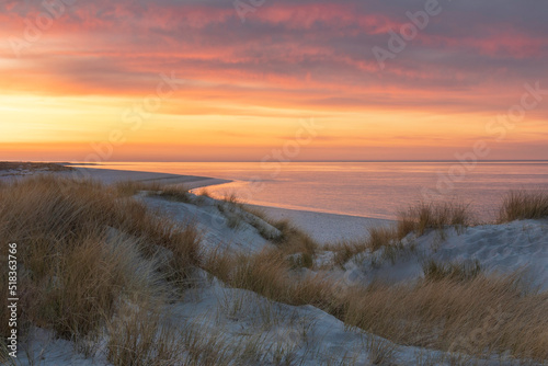 Romantischer Strand auf Sylt mit Dünengras, Sand und einem dramatischen Himmel direkt nach Sonnenuntergang