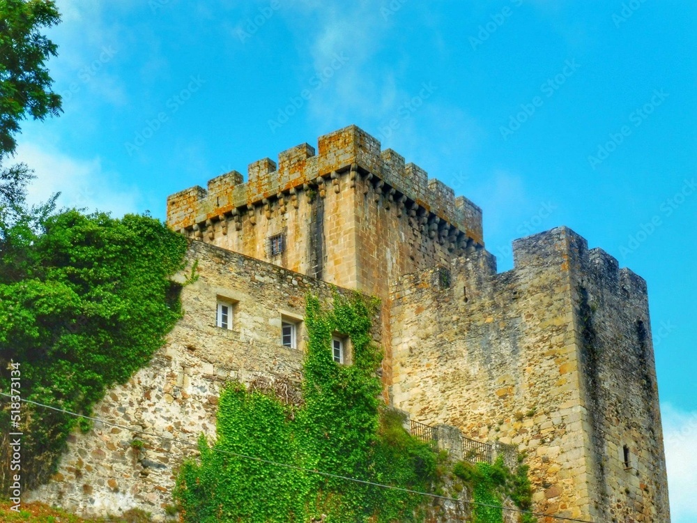 Castillo en un pueblo de Galicia